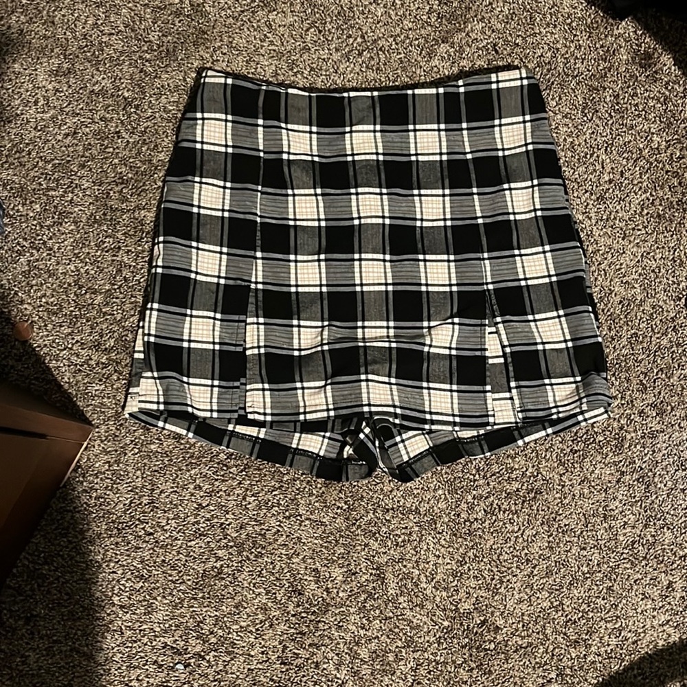 This a plaid plaid skirt, worn once, still in great condition. Size L:runs small